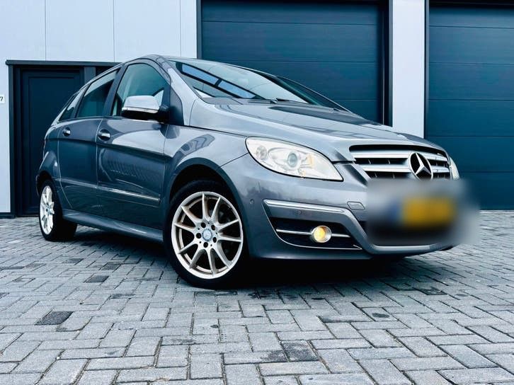 Grijze Mercedes-Benz voor het pand van Fix2Drive