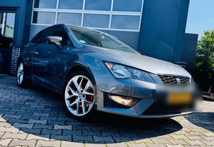 Grijze Seat voor het pand van Fix2Drive
